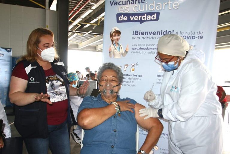 Mujer recibiendo vacuna covid 19