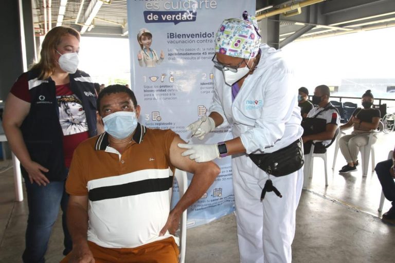 Hombre recibiendo vacuna covid 19