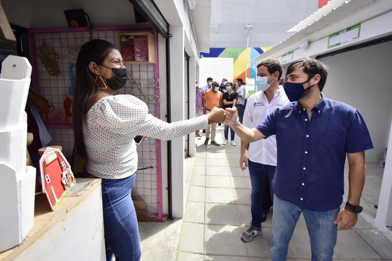 Alcalde Pumarejo saludando a comerciantes en La Esquina del Arte.