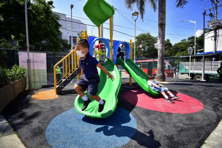 Niño jugando en parque 