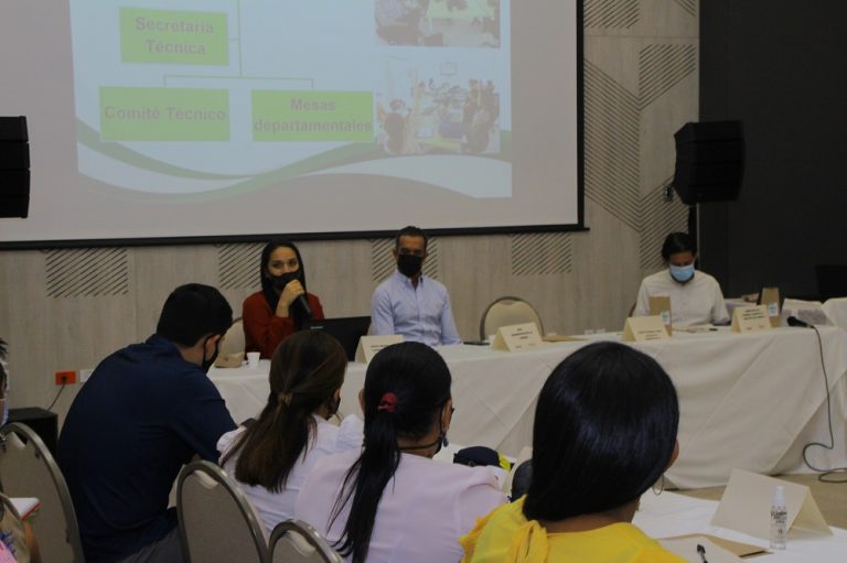 Mujer socializando en auditorio