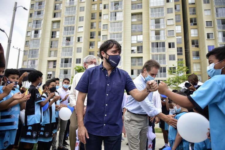 Alcalde Pumarejo saludando niños