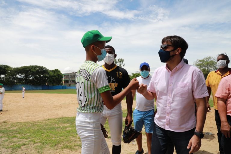 Alcalde Pumarejo saludando a niño beisbolista