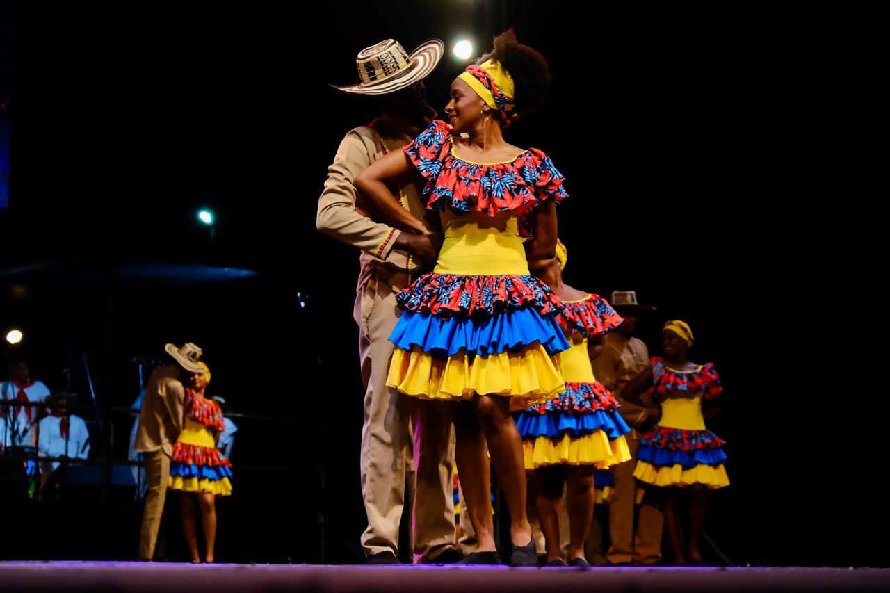 Personas bailando en auditorio