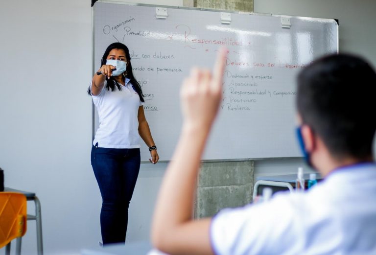 Niño participando en clases