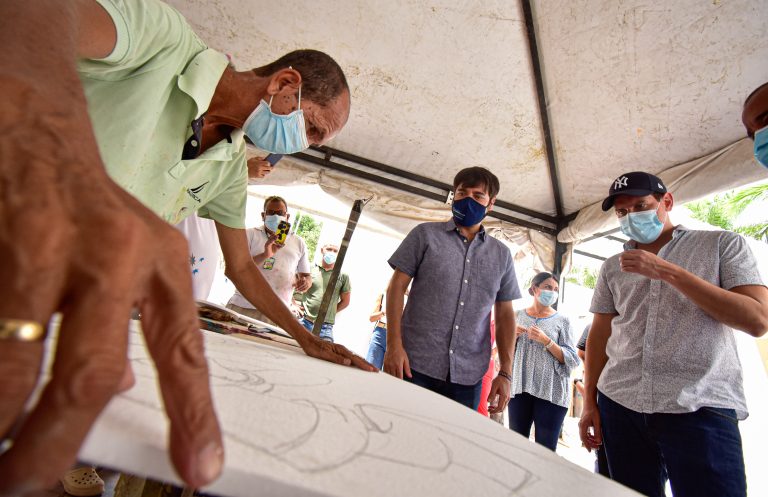 Alcalde Pumarejo dialogando con comerciantes