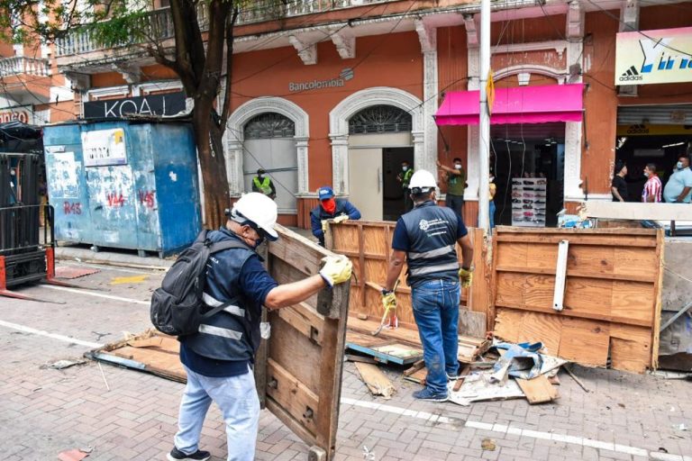 Funcionarios recogiendo tablón madera