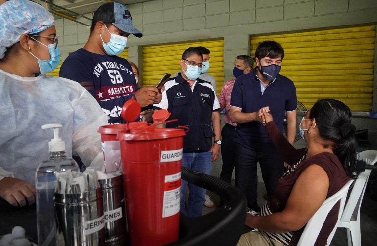 Alcalde Pumarejo saludando a mujer