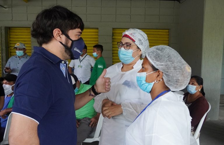 Alcalde Pumarejo hablando con enfermeras