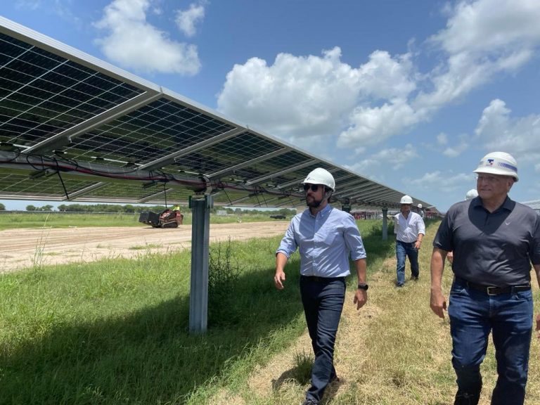 Alcalde Pumarejo visitando Granja Solar