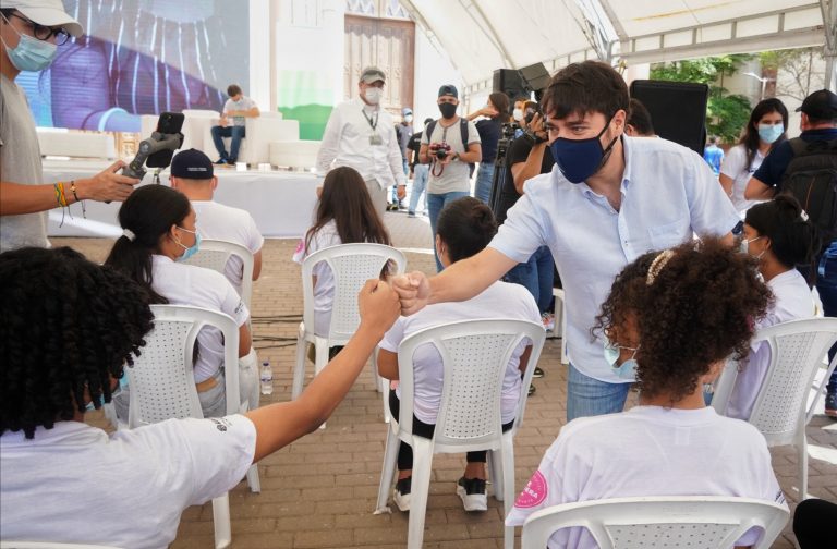 Alcalde Pumarejo saludando a jóvenes en evento