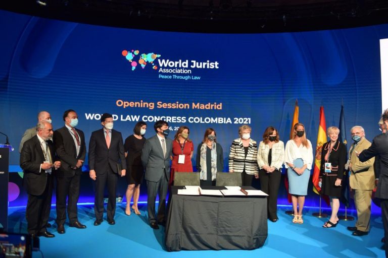 Diferentes personas en el protocolo del evento del World Law Congress.