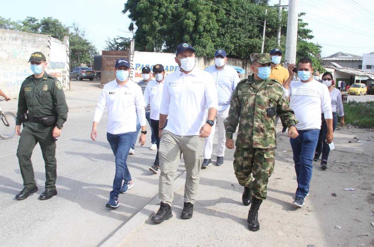 Funcionarios del Distrito, fuerza pública y gremios del sector caminando por una calle