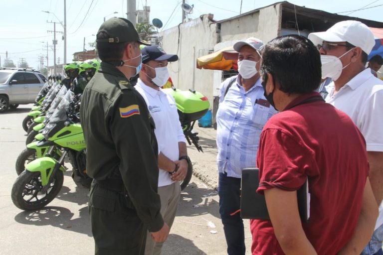 Funcionarios del Distrito, fuerza pública y gremios del sector dialogando 