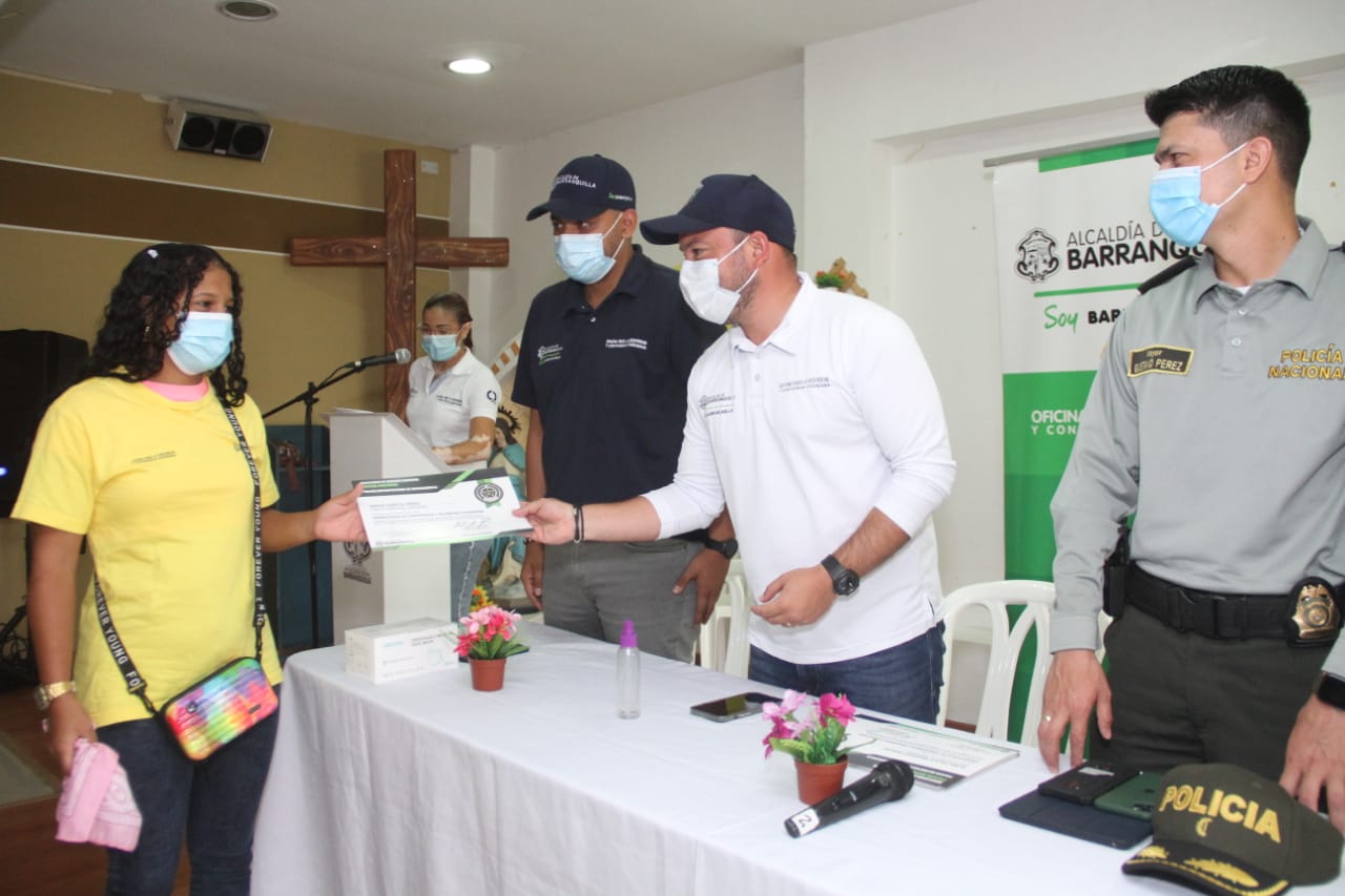 Distrito y Policía entregan certificado a joven