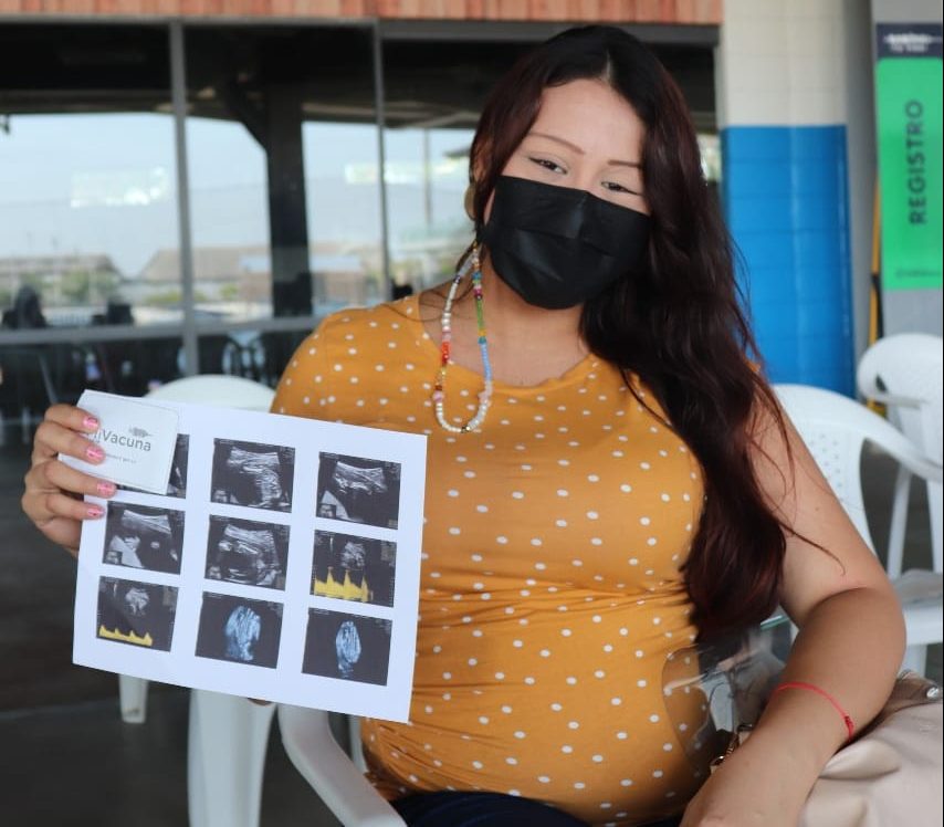 Mujer mostrando imágenes diagnosticas de bebe