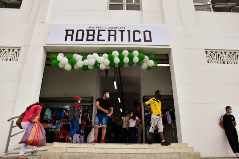 Panorámica entrada galería comercial Robertico