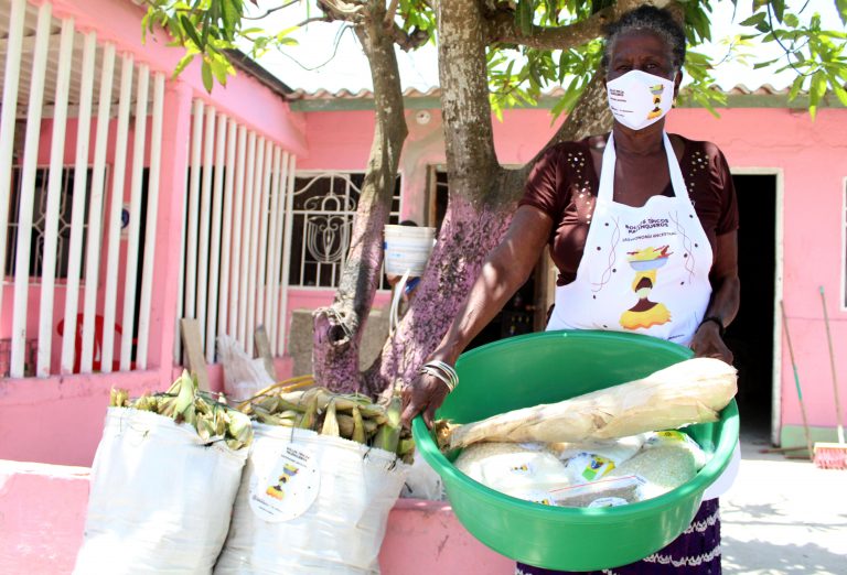 Mujer negra muestra su emprendimiento