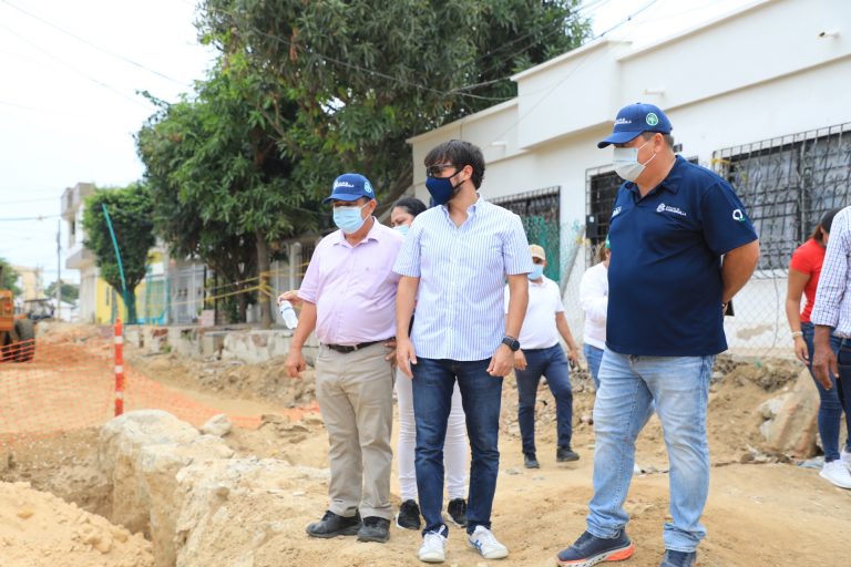 Alcalde Pumarejo revisando las obras