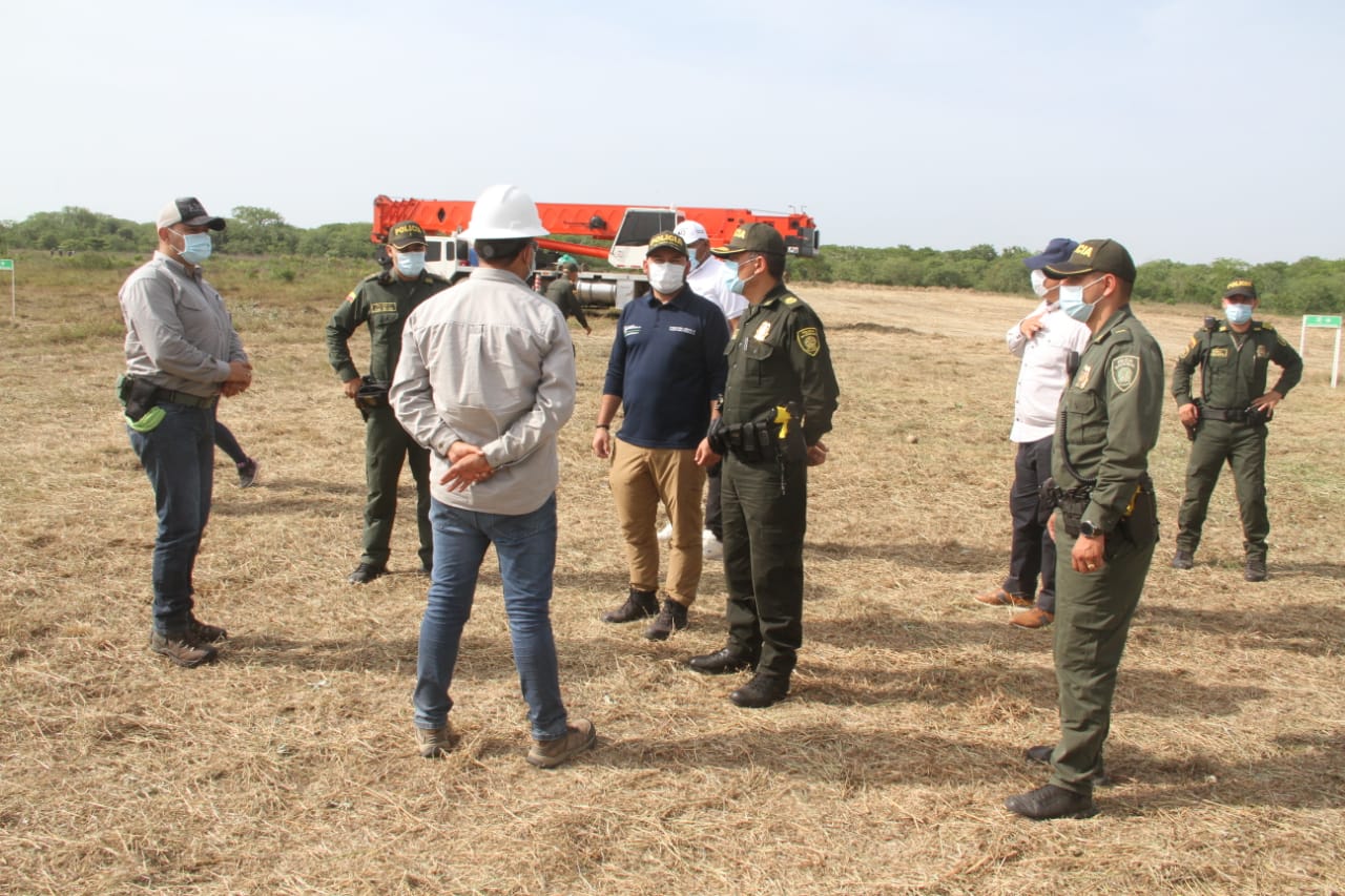 Funcionarios del distrito con policias dialogando con la comunidad