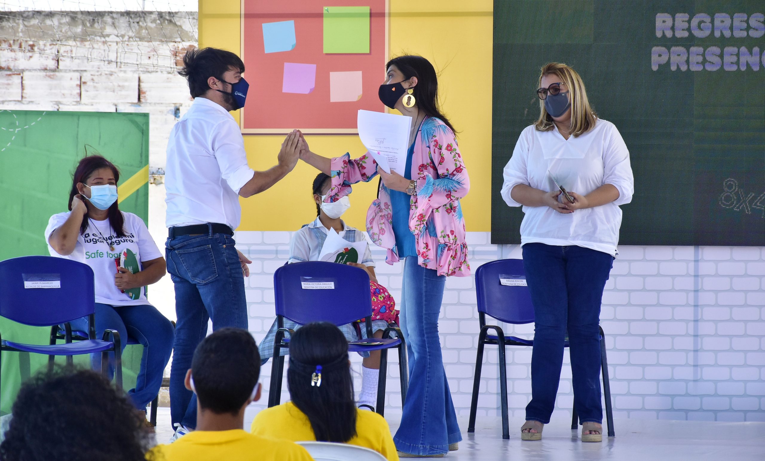 Alcalde Pumarejo saludando a una mujer en colegio