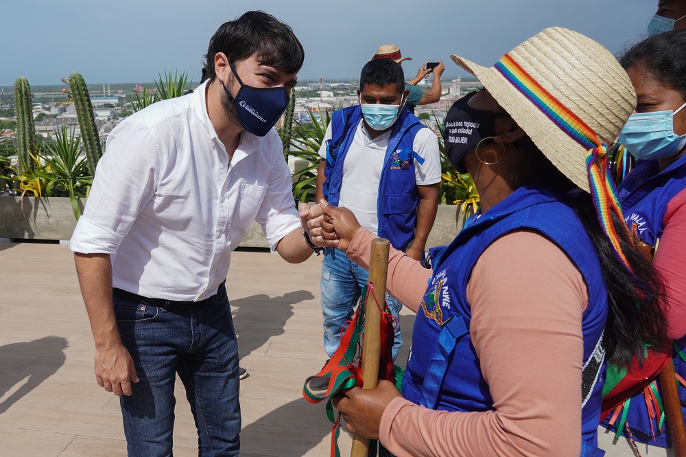 Alcalde Pumarejo saludando a Minga Indígena.