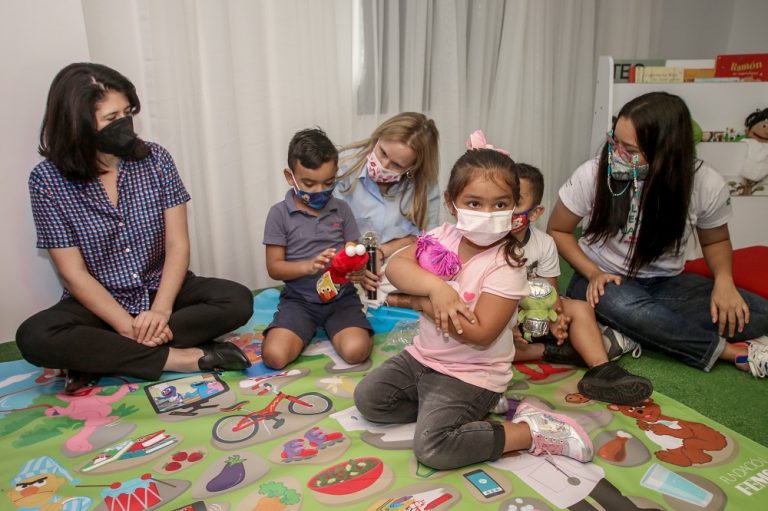 Niños jugando en salón de clases