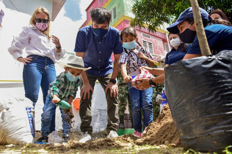 Niños con el alcalde Pumarejo sembrando plantas