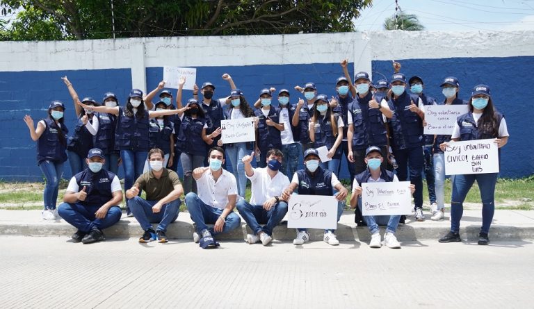 Alcalde Pumarejo con grupo de jóvenes del barrio El Carmen