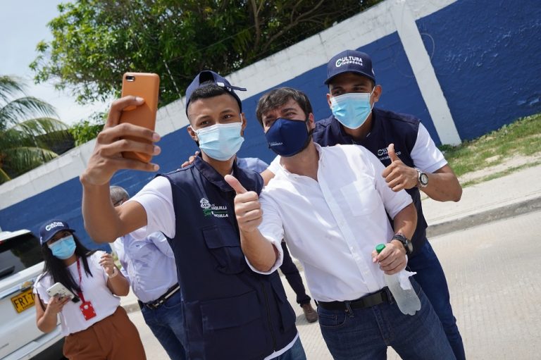 Alcalde Pumarejo con dos jóvenes tomandose uan selfi 