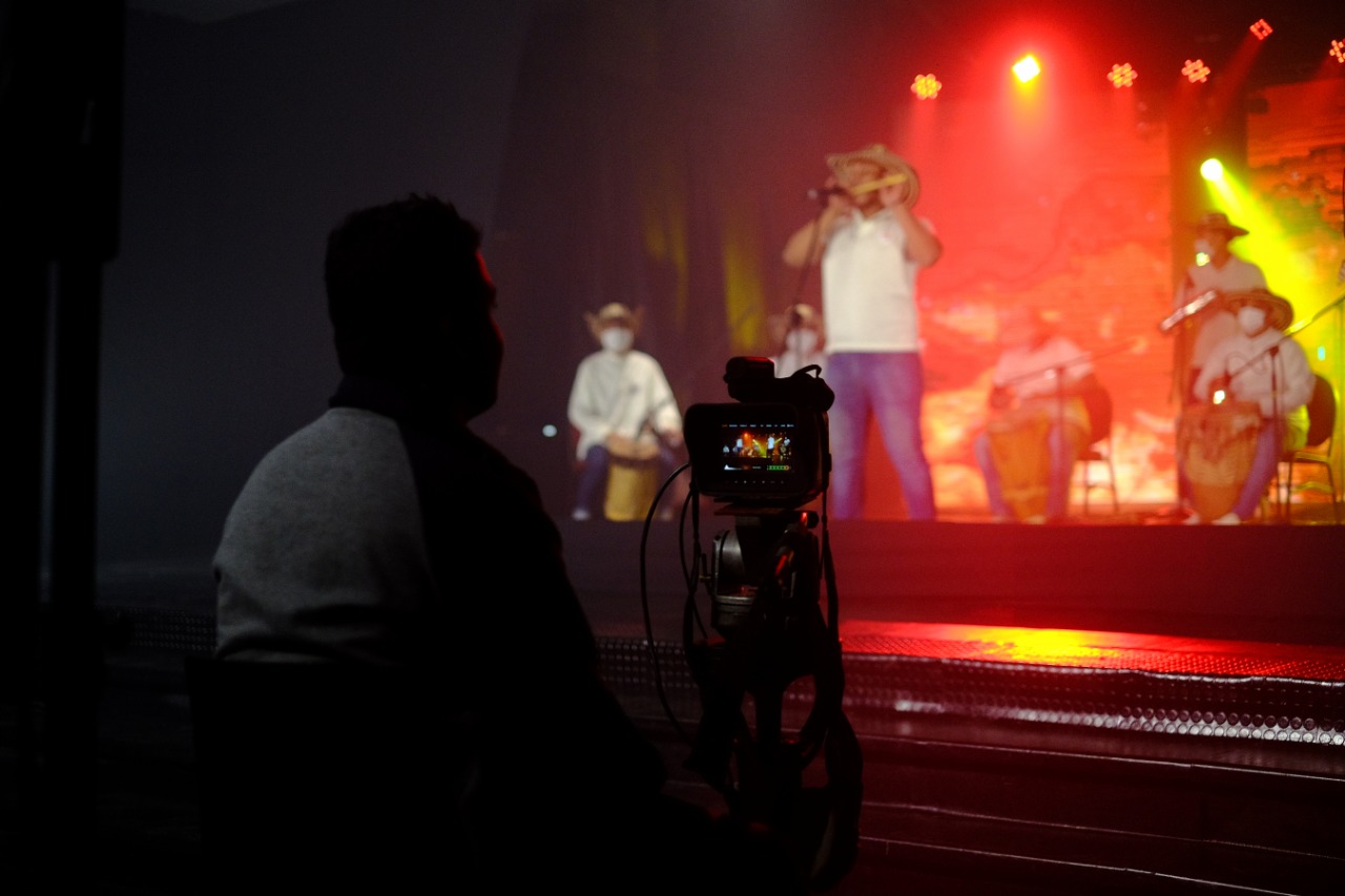 Grupo folclórico tocando en tarima