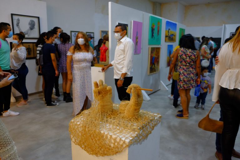 Visitantes de la exposición de estudiantes de la EDA en centro comercial 