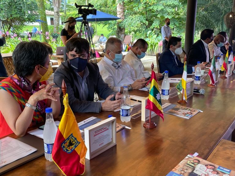 Alcalde Pumarejo en reunión de Asocapitales dialogando con alcaldesa de Bogotá.