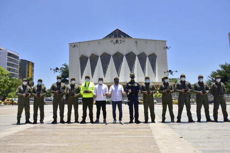 Alcalde Pumarejo con policias en plaza de la paz