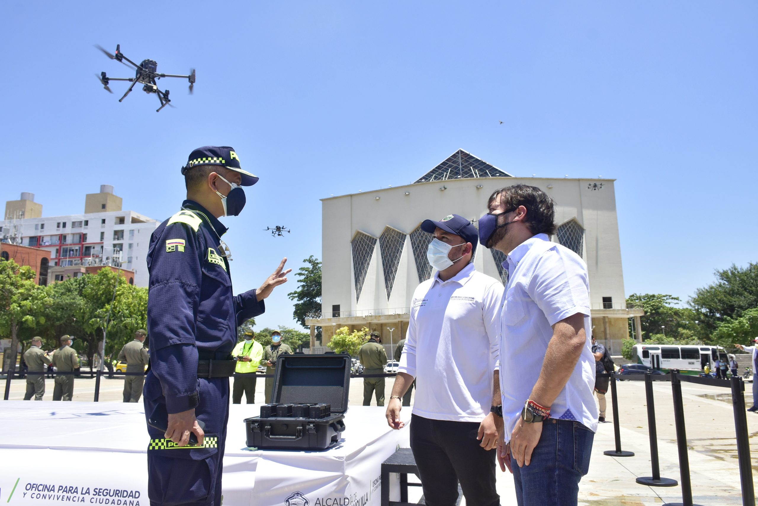 Alcalde Pumarejo entrega drones policía en plaza de la Paz