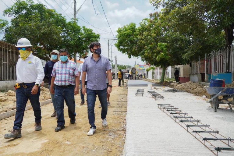 Alcalde Pumarejo inspeccionando obras