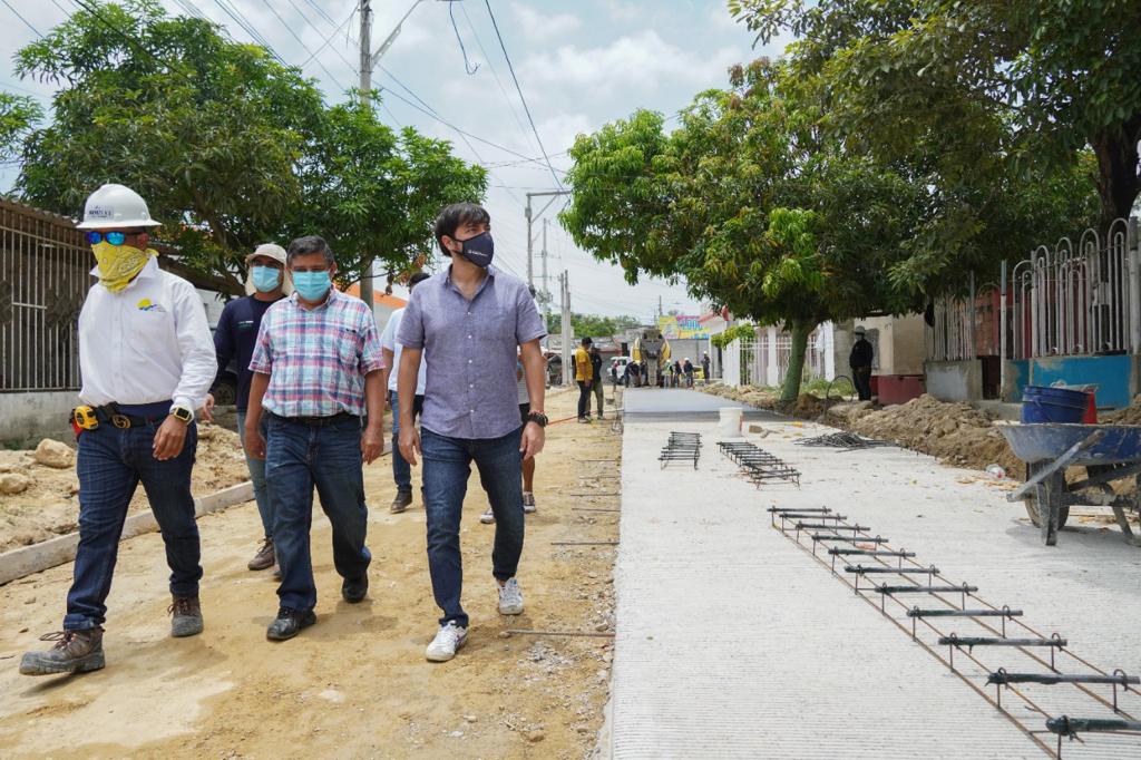 Alcalde Pumarejo inspeccionando obras