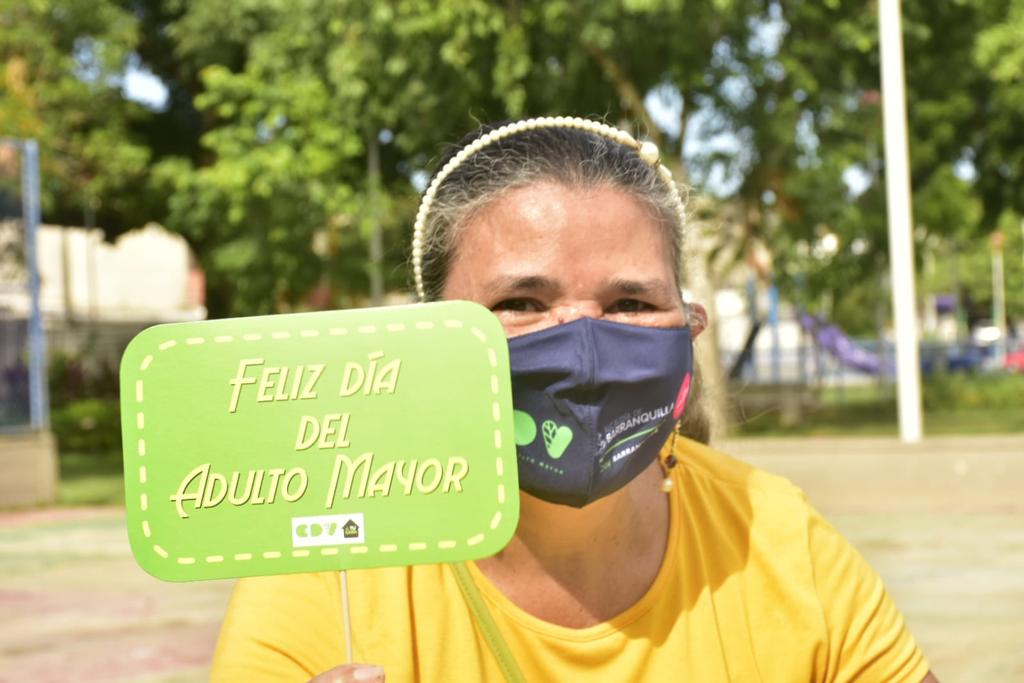 Mujer mostrando letrero de feliz día del adulto mayor