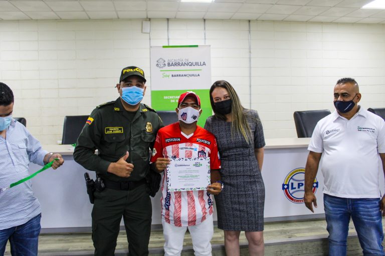 Barrista del junior con autoridades del distrito y policía.