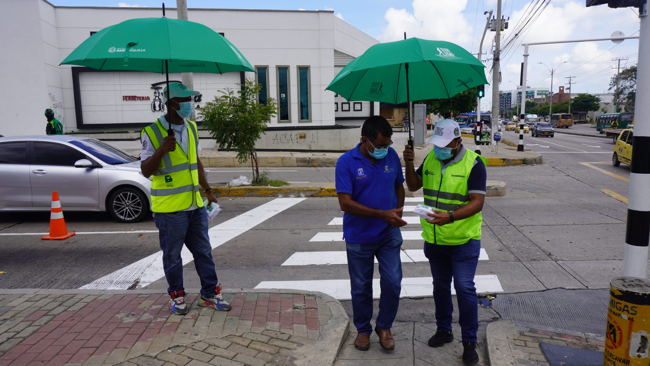 Funcionarios en campaña educativa vial