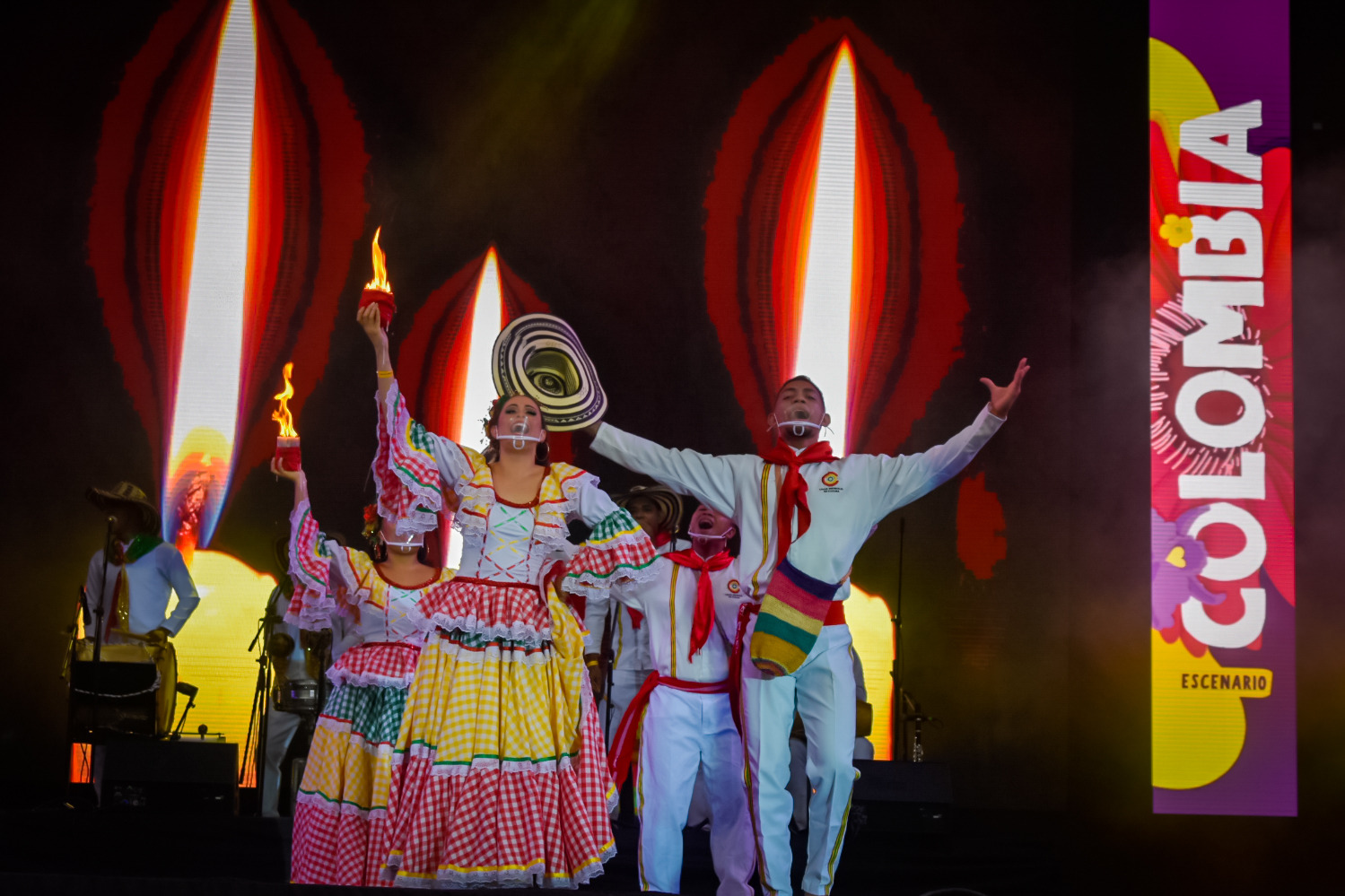 Pareja de cumbiamberos bailando