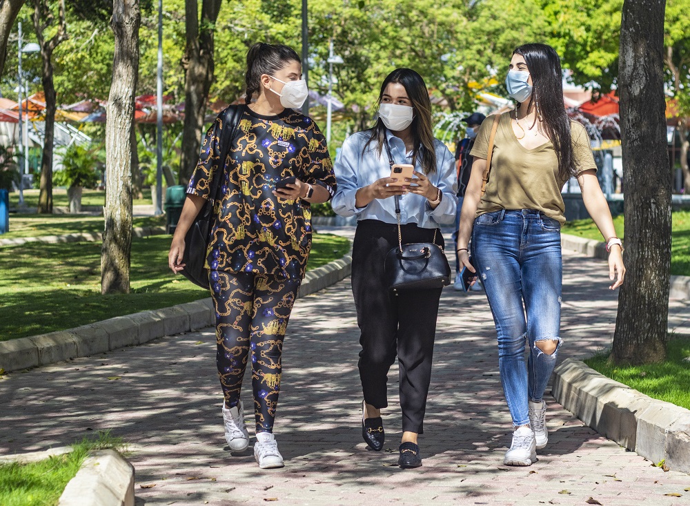 Jóvenes caminando en parque