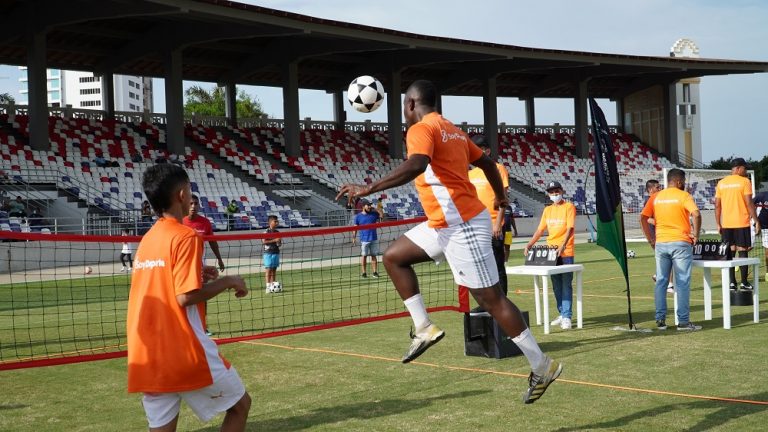 Deportistas entrenando en estadio.