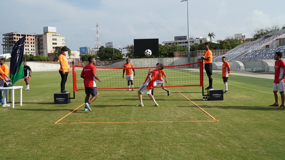 Deportistas entrenando en cancha de futbol tenis