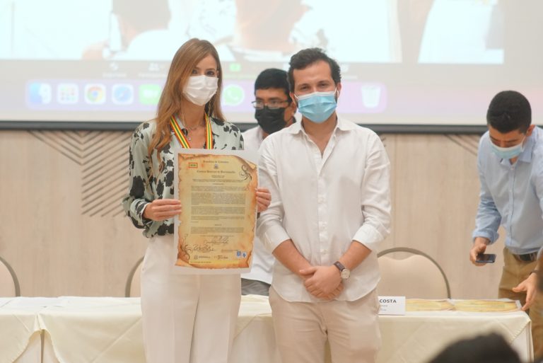 Silvana Puello recibiendo reconocimiento del presidente del Concejo, Samir Radi.