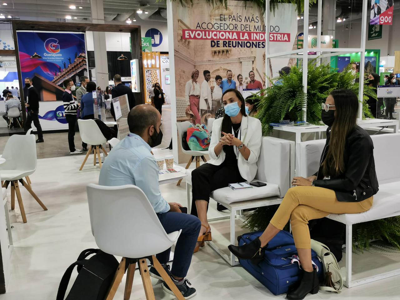 jefe de la Oficina de Turismo Distrital, Kathy López. atendiendo en stand a visitantes