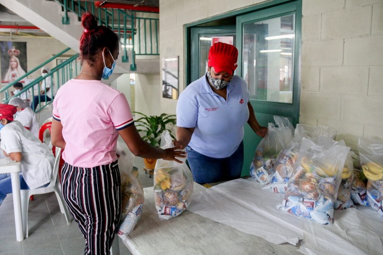 Mujer recibiendo apoyo de alimentos.