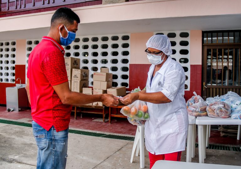 Ciudadano recibiendo alimentos.