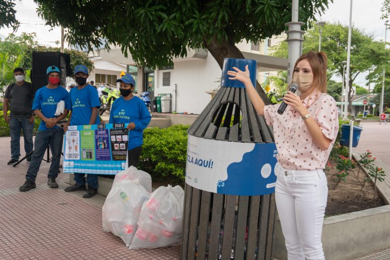 Silvana Puello hablando de reciclaje