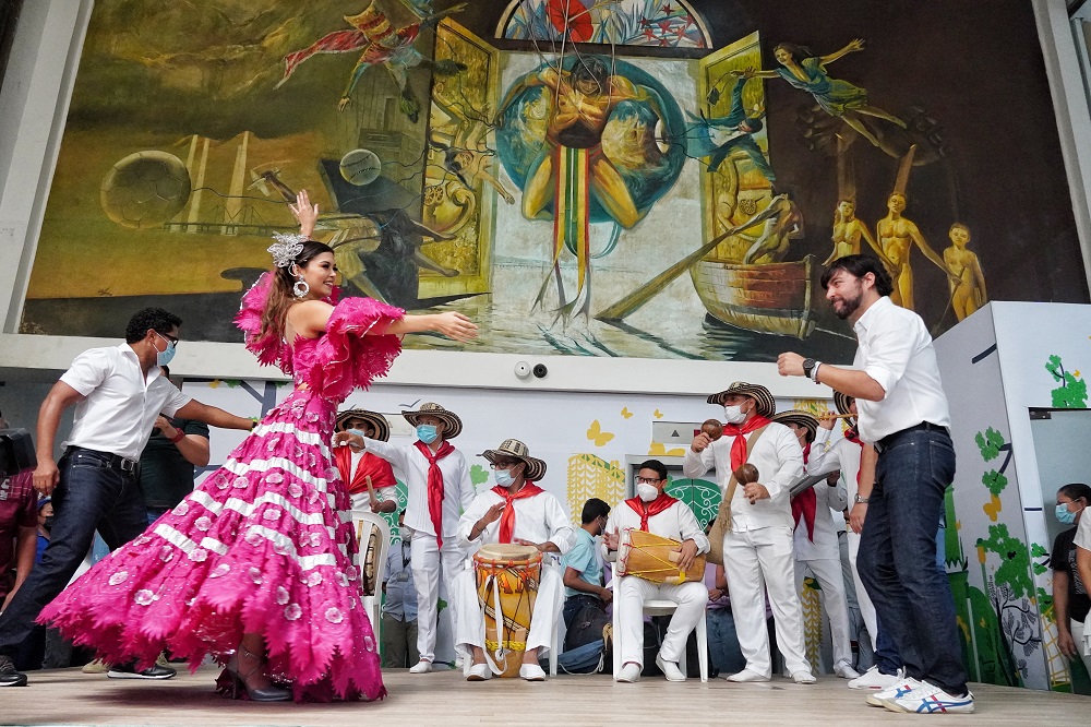 Alcalde Pumarejo bailando con la reina del carnaval en primer piso edif. Paseo Bolívar.